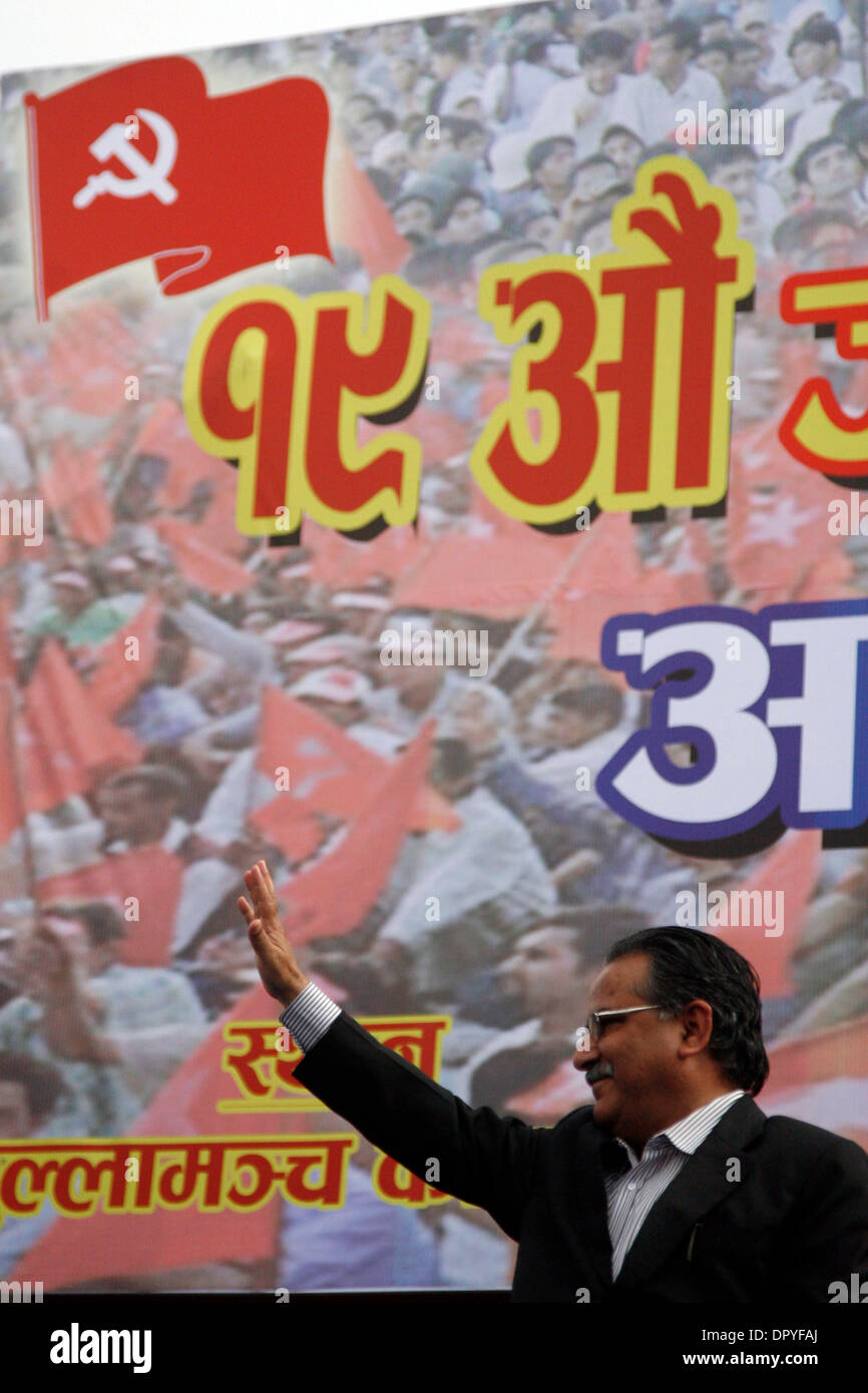 Apr 06, 2009 - Kathmandu, Nepal - Primo ministro nepalese Prachanda, onde per i sostenitori all'aria aperta politica raccolta con più di 20.000 nepalesi di presenze. I tifosi di 23 partiti politici in Nepal si sono riuniti per ascoltare la orazione del Primo ministro nepalese Prachanda, che è anche il leader del partito maoista. La raccolta è il primo dopo il PRI Foto Stock