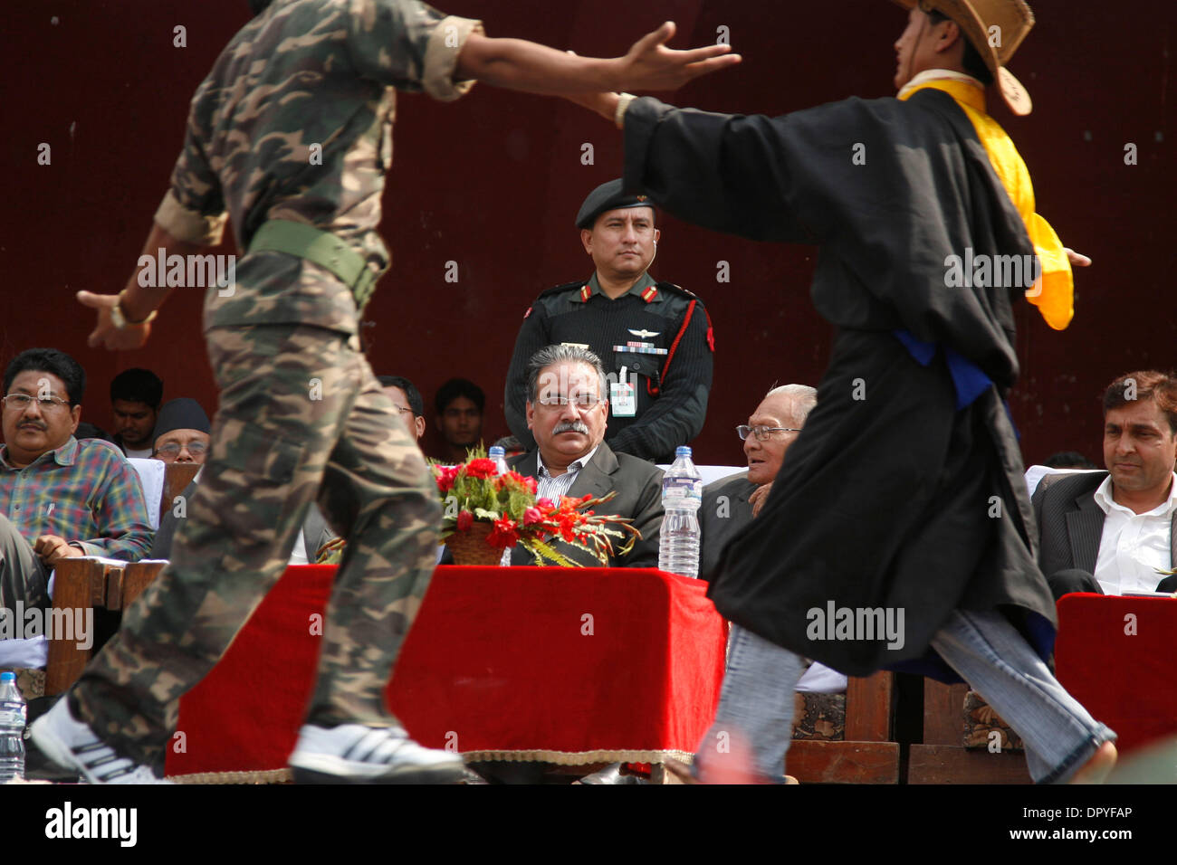 Apr 06, 2009 - Kathmandu, Nepal - Primo ministro nepalese Prachanda orologi il folk dance all'aria aperta politica Raccolta con più di 20.000 sostenitori Nepalese da 23 partiti politici in Nepal si sono riuniti per ascoltare la orazione del Primo ministro nepalese Prachanda, che è anche il leader del partito maoista. La raccolta è il primo dopo il primo ministro fare Foto Stock