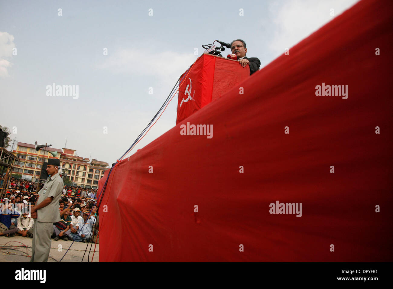 Apr 06, 2009 - Kathmandu, Nepal - Primo ministro nepalese Prachanda onde ai sostenitori all'aria aperta politica raccolta con più di 20.000 nepalesi di presenze. I tifosi di 23 partiti politici in Nepal si sono riuniti per ascoltare la orazione del Primo ministro nepalese Prachanda, che è anche il leader del partito maoista. La raccolta è il primo dopo il primo Mi Foto Stock