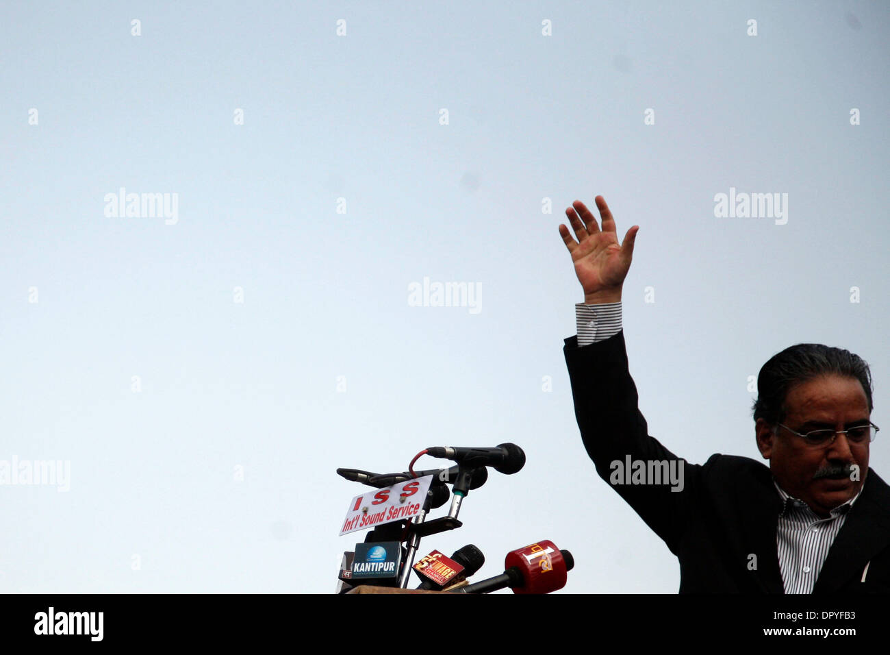 Apr 06, 2009 - Kathmandu, Nepal - Primo ministro nepalese Prachanda onde ai sostenitori all'aria aperta politica raccolta con più di 20.000 nepalesi di presenze. I tifosi di 23 partiti politici in Nepal si sono riuniti per ascoltare la orazione del Primo ministro nepalese Prachanda, che è anche il leader del partito maoista. La raccolta è il primo dopo il primo Mi Foto Stock