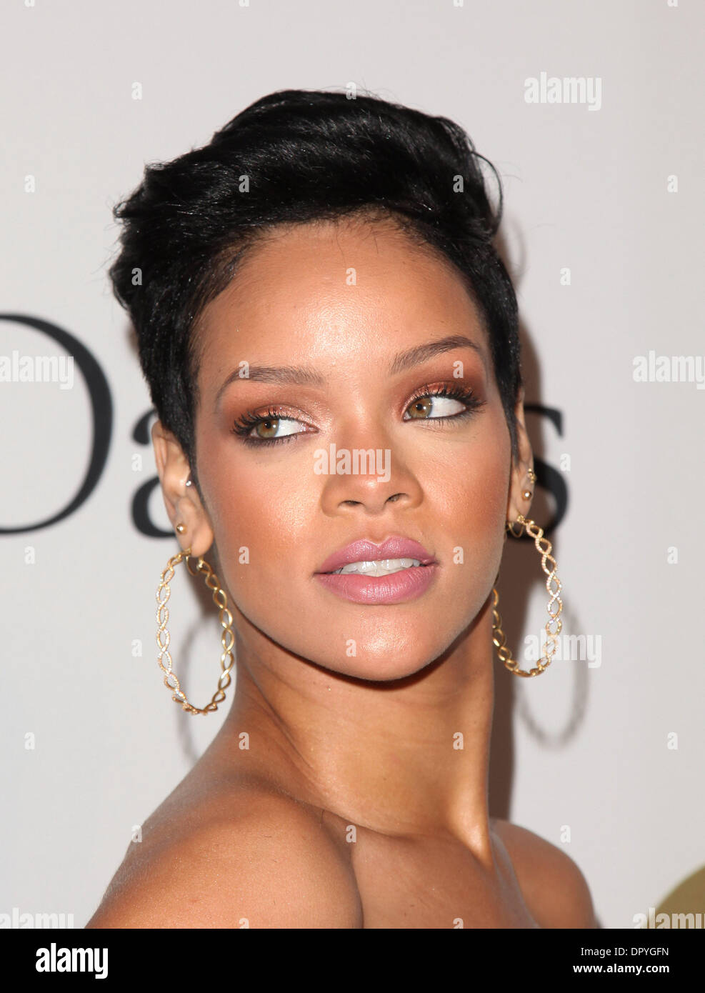 Febbraio 7, 2009 - Beverly Hills, in California, Stati Uniti d'America - cantante Rihanna arrivando a 2009 Pre-GRAMMY Gala & Salute all'industria Icons-Clive Davis tenuto presso il Beverly Hilton Hotel. (Credito Immagine: © Lisa O'Connor/ZUMA Press) Foto Stock