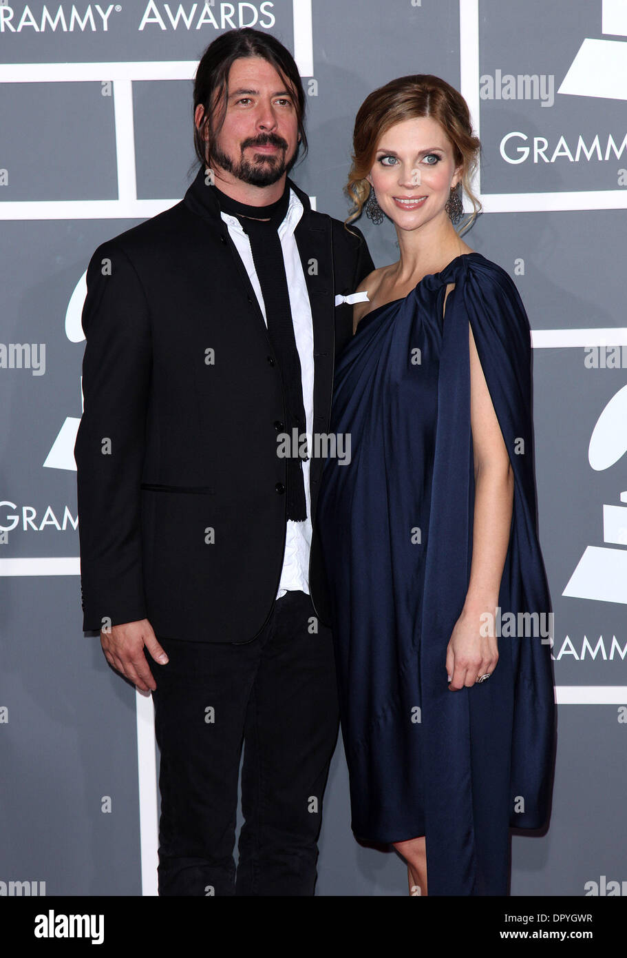 8 Feb 2009 - Los Angeles, California, Stati Uniti d'America - cantante Dave Grohl e moglie Jordyn Blum arrivando al cinquantunesimo Annual Grammy Awards tenutosi presso Staples Center. (Credito Immagine: © Lisa O'Connor/ZUMA Press) Foto Stock