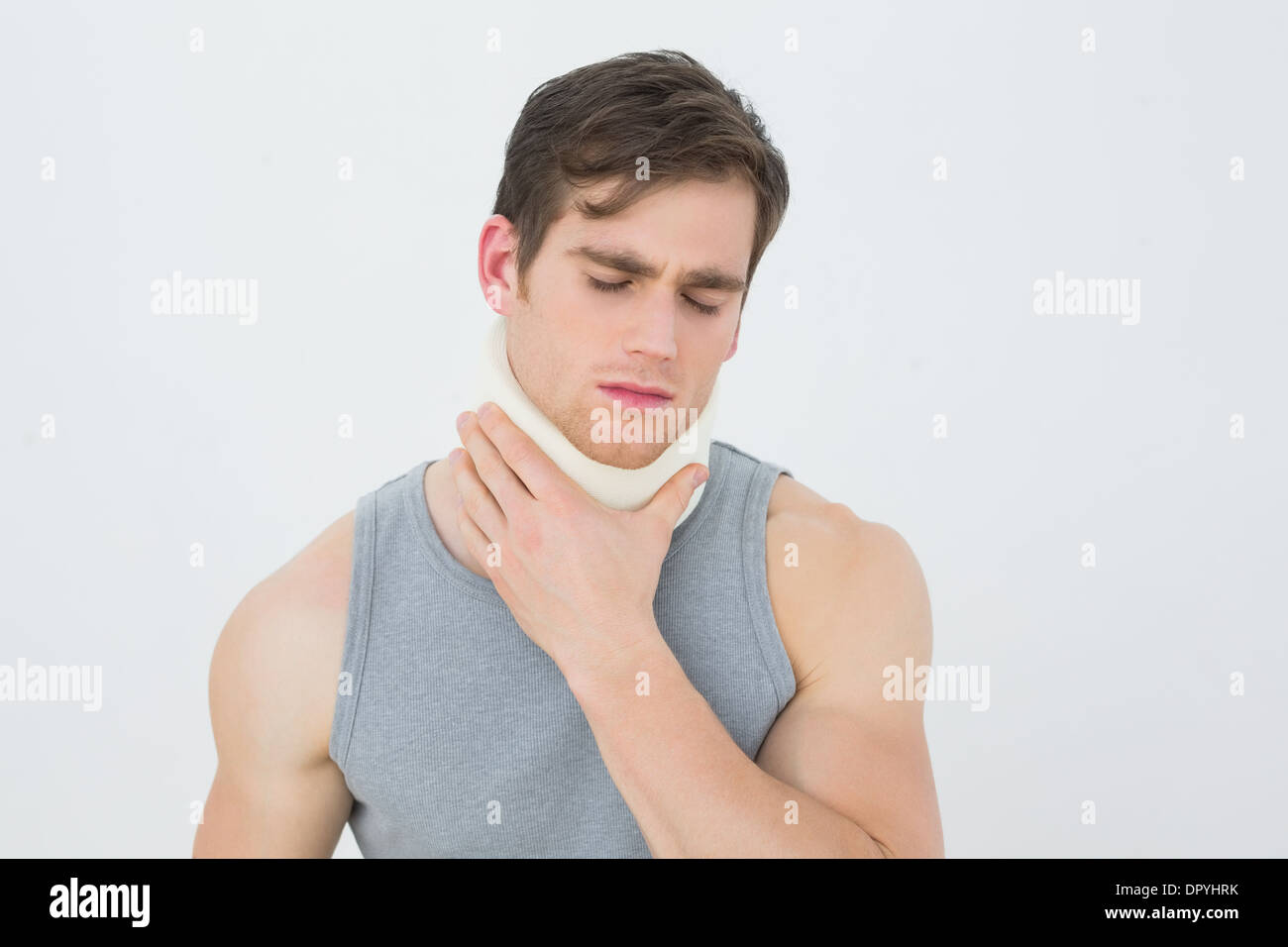 Close-up di un giovane uomo che indossa il collare cervicale Foto Stock