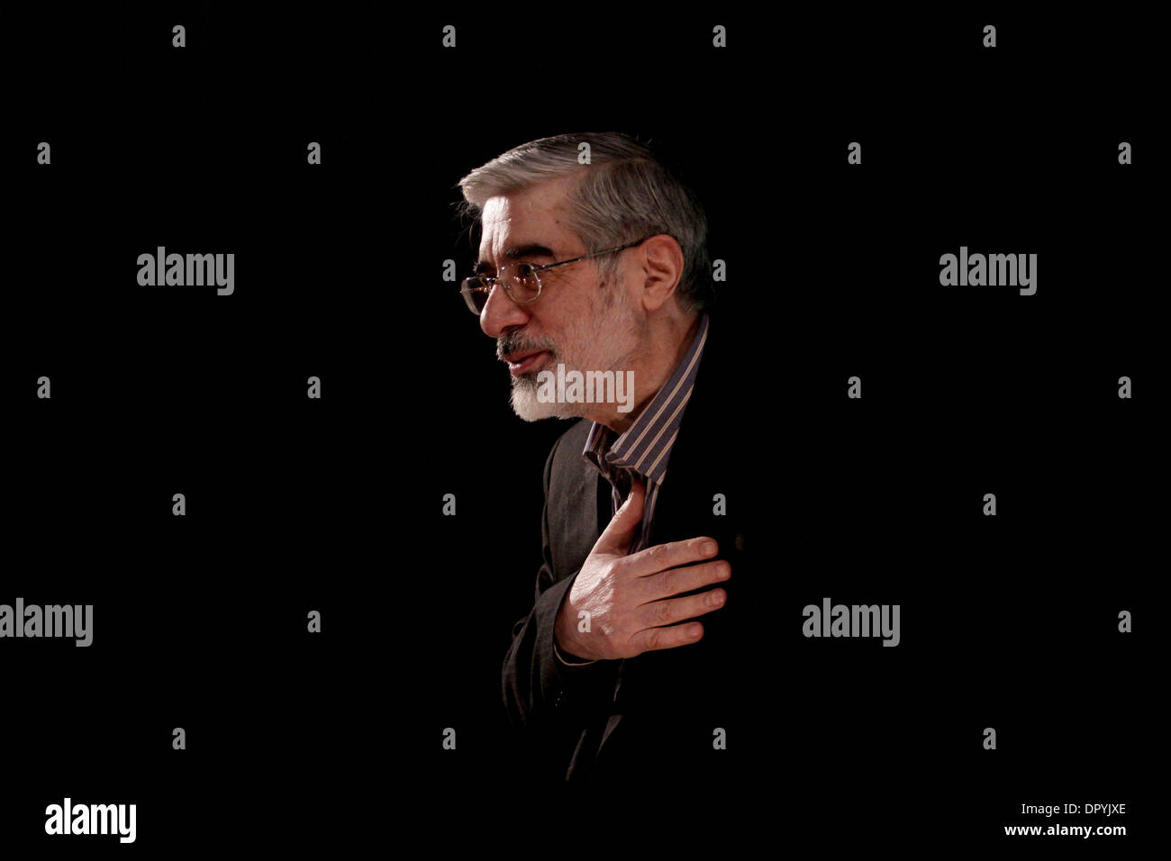 Jun 18, 2009 - Teheran, Iran - MIR HOSSEIN MOUSAVI KHAMENEH è un iraniano politico riformista, pittore e architetto che ha servito come il quinto e ultimo Primo ministro della Repubblica Islamica dell Iran dal 1981 al 1989. Mousavi è attualmente il presidente del Iraniano Accademia delle Arti ed era un candidato per il 2009 elezione presidenziale che ha portato decine di migliaia di supporte Foto Stock