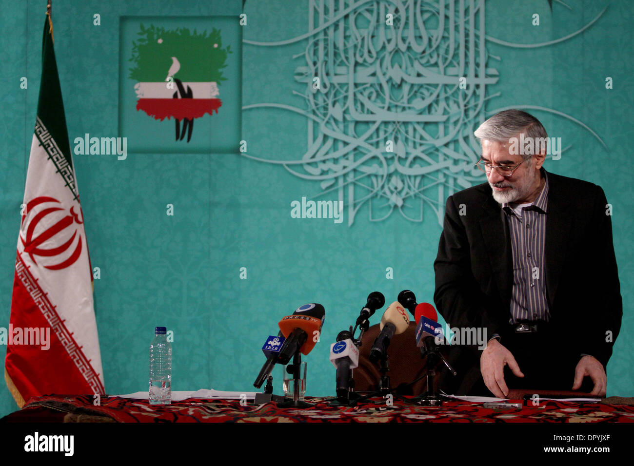 Apr 19, 2009 - Teheran, Iran - iraniano ex primo ministro e candidato per il Giugno 12 elezione presidenziale, Mir HOSSEIN MOUSAVI, 67, si prepara a parlare nel corso di un incontro con gli artisti e le persone di cultura per parlare di suoi programmi circa l'Iran di arte e cultura. Mousavi visitato artisti, registi, attori, scrittori, poeti e culturali ed altre persone. Egli ha scelto un 'governmen culturale Foto Stock