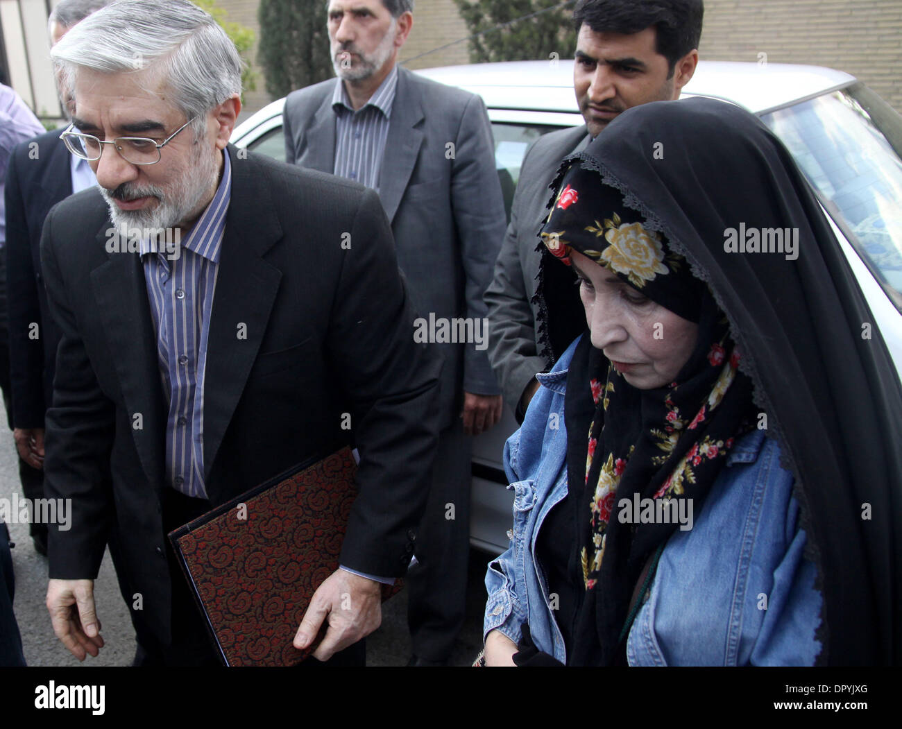 Apr 19, 2009 - Teheran, Iran - iraniano ex primo ministro e candidato per il Giugno 12 elezione presidenziale, Mir HOSSEIN MOUSAVI, 67, e sua moglie ZAHRA RAHNAVARD sul loro modo ad un incontro con gli artisti e le persone di cultura per parlare di suoi programmi circa l'Iran di arte e cultura. Mousavi visitato artisti, registi, attori, scrittori, poeti e culturali ed altre persone. Egli ha scelto un Foto Stock