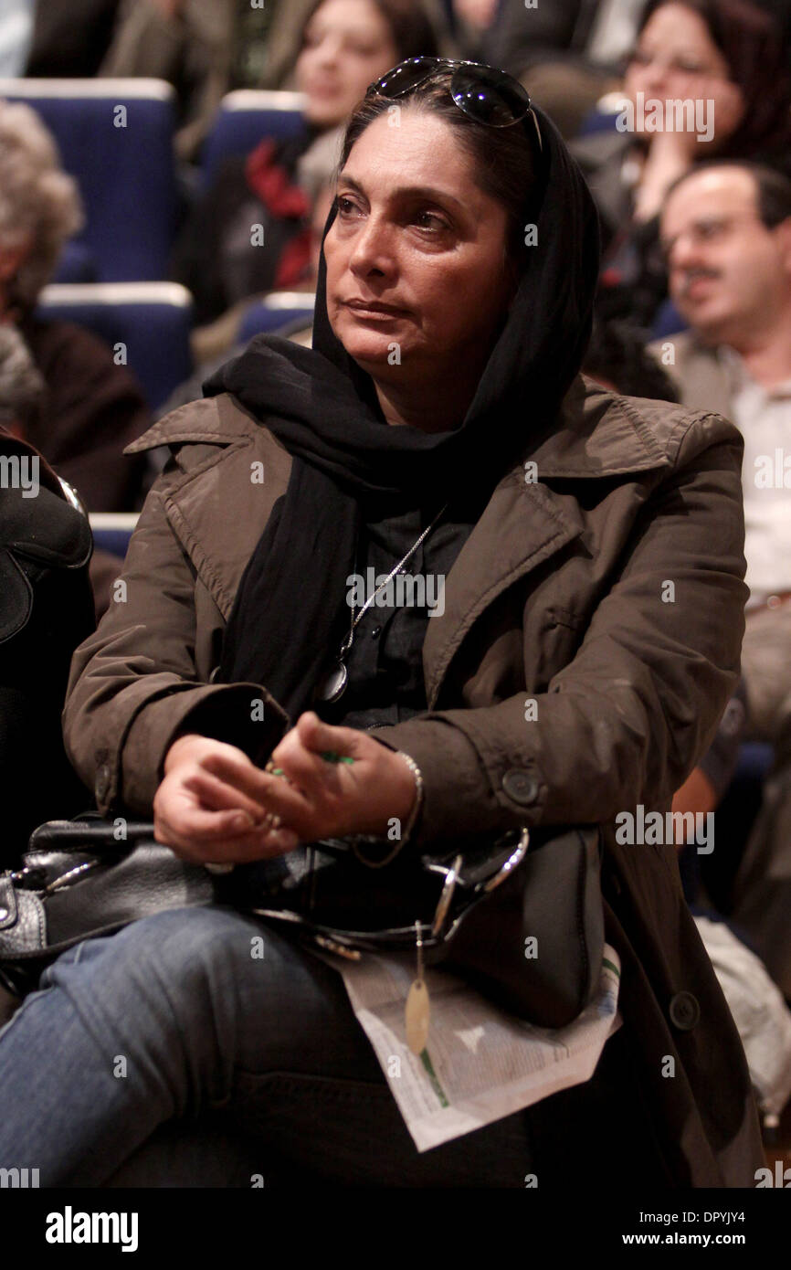 Apr 19, 2009 - Teheran, Iran - film iraniano regista MANIJEH HEKMAT partecipa a una riunione da parte di ex iraniane di primo ministro e candidato per il Giugno 12 elezione presidenziale, Mir Hossein Mousavi, 67, con artisti e uomini di cultura per parlare di suoi programmi circa l'Iran di arte e cultura. Mousavi visitato artisti, registi, attori, scrittori, poeti e culturali ed altre persone. Egli ha Foto Stock