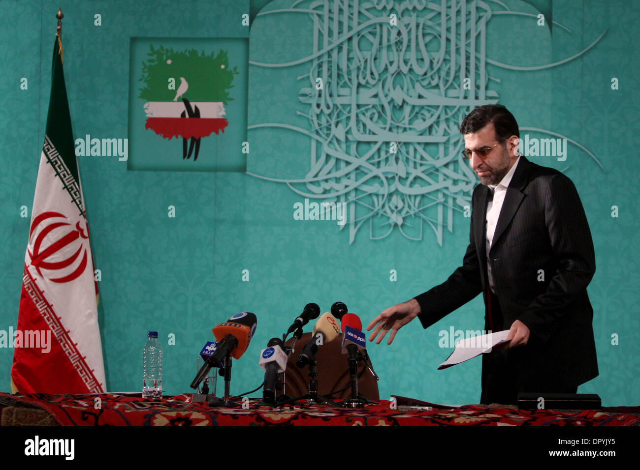 Apr 19, 2009 - Teheran, Iran - iraniano ex primo ministro e candidato per il Giugno 12 elezione presidenziale, Mir HOSSEIN MOUSAVI, 67, prepara un discorso per un incontro con gli artisti e le persone di cultura per parlare di suoi programmi circa l'Iran di arte e cultura. Mousavi visitato artisti, registi, attori, scrittori, poeti e culturali ed altre persone. Egli ha scelto un 'governo culturale, Foto Stock