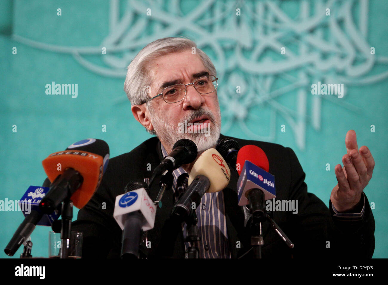 Apr 19, 2009 - Teheran, Iran - iraniano ex primo ministro e candidato per il Giugno 12 elezione presidenziale, Mir HOSSEIN MOUSAVI, 67, parla durante un incontro con gli artisti e le persone di cultura per parlare di suoi programmi circa l'Iran di arte e cultura. Mousavi visitato artisti, registi, attori, scrittori, poeti e culturali ed altre persone. Egli ha scelto un 'governo culturale, non gove Foto Stock