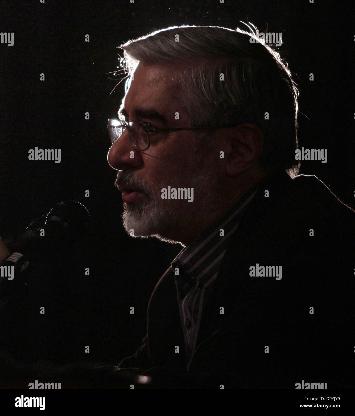 Jun 18, 2009 - Teheran, Iran - MIR HOSSEIN MOUSAVI KHAMENEH è un iraniano politico riformista, pittore e architetto che ha servito come il quinto e ultimo Primo ministro della Repubblica Islamica dell Iran dal 1981 al 1989. Mousavi è attualmente il presidente del Iraniano Accademia delle Arti ed era un candidato per il 2009 elezione presidenziale che ha portato decine di migliaia di supporte Foto Stock