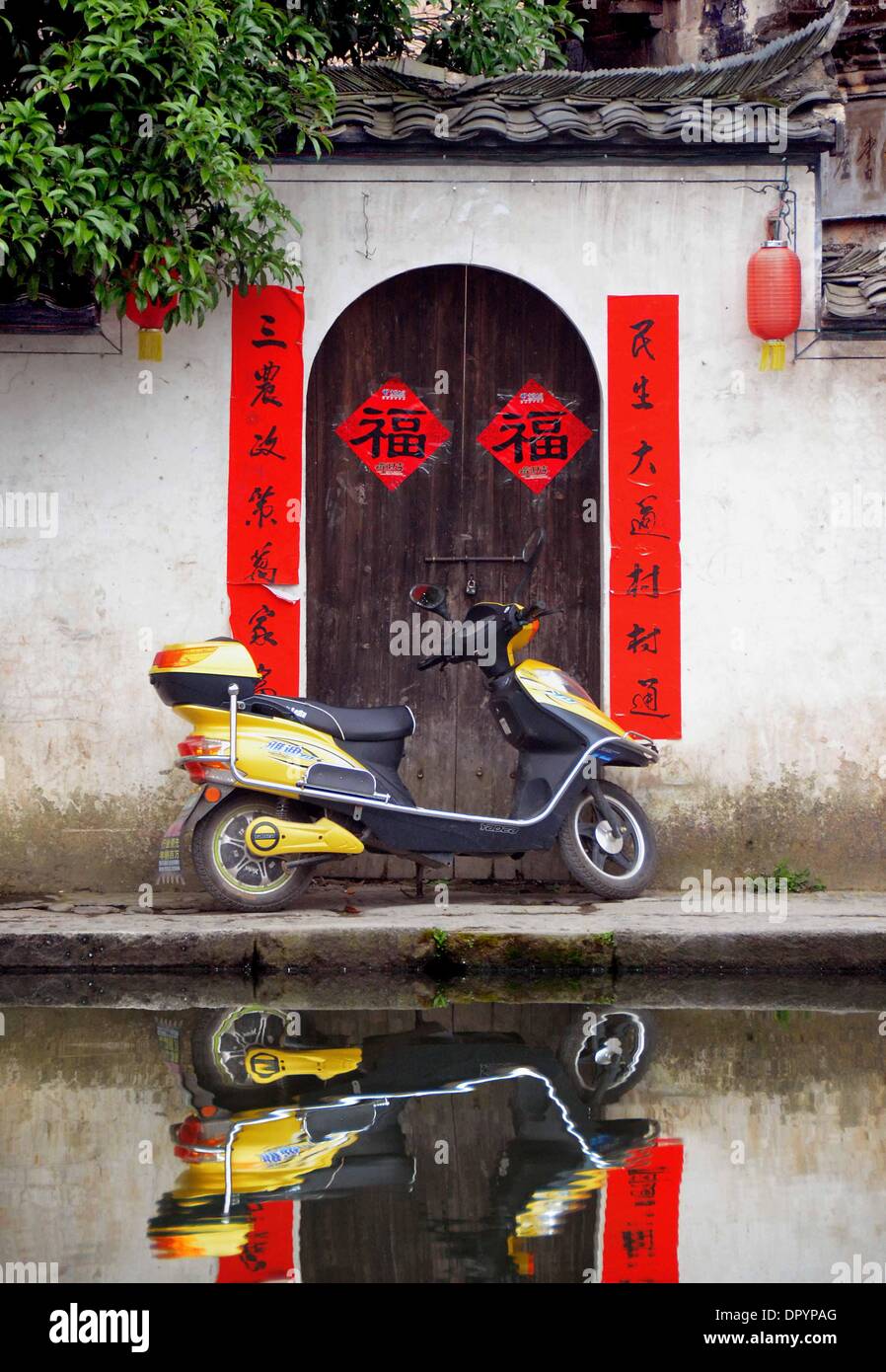 Zhengzhou. Xvii gen, 2014. Foto scattata a Maggio 29, 2013 mostra i caratteri cinesi 'fu' incollato sul cancello di una casa di famiglia in Yixian contea di oriente cinese della provincia di Anhui. Il carattere cinese 'fu', che significa "buona fortuna", è comune in tutto il mondo attraverso la Cina durante il Festival di Primavera. È famoso per il suo significato propizio, può anche essere interpretato come "felicità", che il popolo cinese crede possa dare loro la benedizione nel prossimo anno nuovo. © Wang Song/Xinhua/Alamy Live News Foto Stock