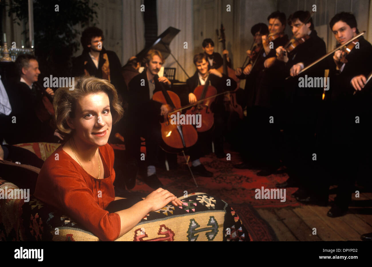 Juliet Stevenson attrice britannica sul set cinematografico di Truly Madly profondamente. Marzo Alan Rickman attore britannico che suona violoncello. Londra, Inghilterra 1990 1990s HOMER SYKES. Foto Stock