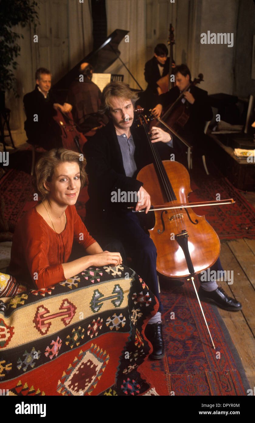 Alan Rickman attore britannico che suona violoncello Juliet Stevenson attrice britannica sul set del film di veramente Madly profondamente. Londra, Inghilterra Marzo 1990 1990s OMERO SYKES Foto Stock