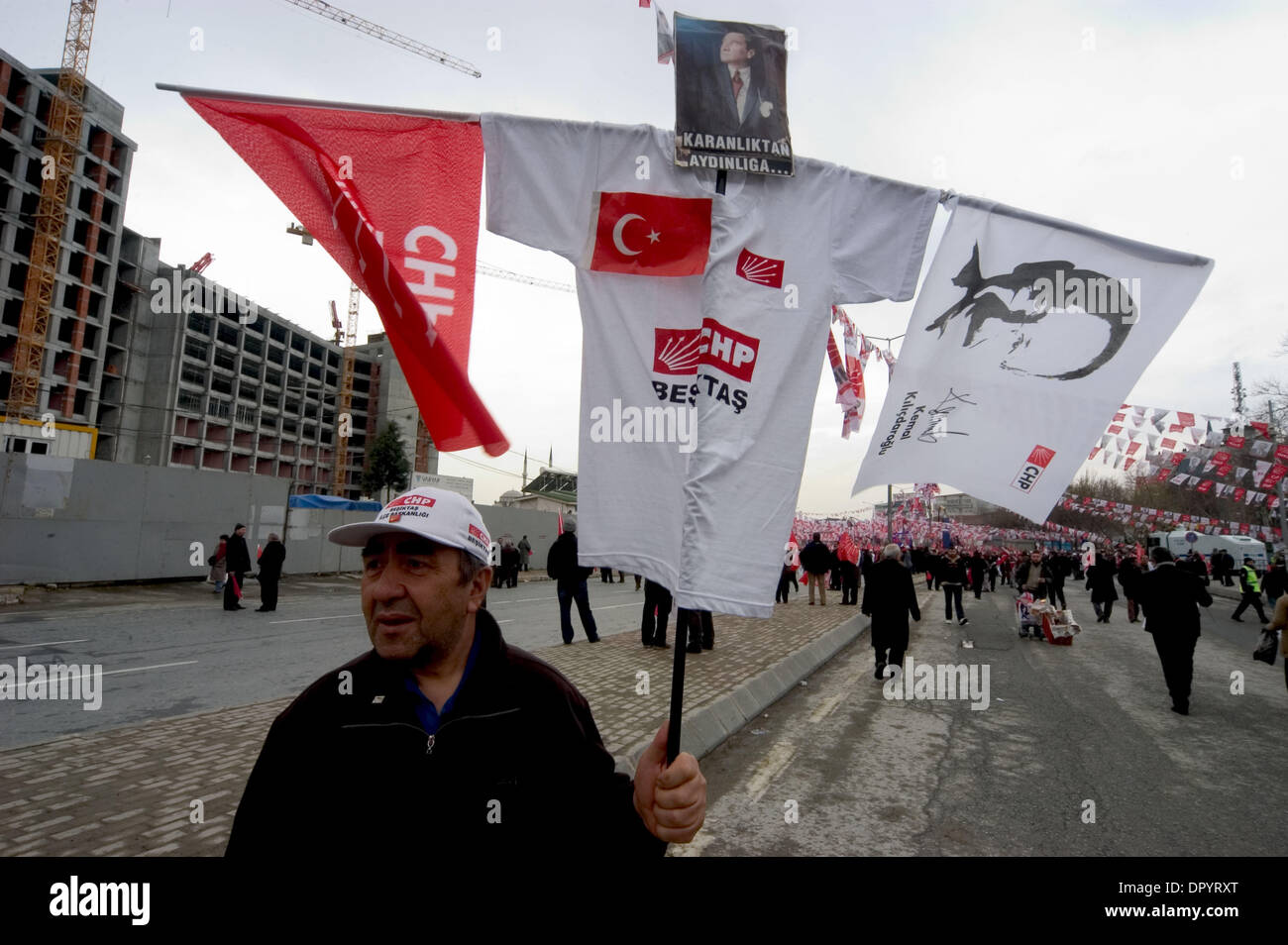 Mar 21, 2009 - Istanbul, Turchia - un uomo, partecipando alla riunione di Repubblicano del Partito Popolare (CHP), porta un banner fatti in casa con bandiere diverse tra cui una immagine di Ataturk, il fondatore della repubblica turca. Per le strade di Istanbul, come molte altre città turca, sono state decorate con partiti politici " bandiere e ritratti dei leader di partito prima delle elezioni locali a Foto Stock