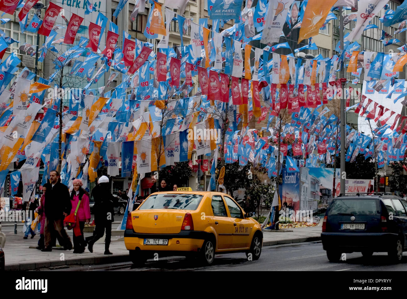 Mar 22, 2009 - Istanbul, Turchia - strade di Istanbul, come molte altre città turca, sono state decorate con partiti politici " bandiere e ritratti dei leader di partito prima delle elezioni locali che si terrà il 29 marzo. Le bandiere e gli striscioni ha ricevuto la reazione del pubblico come milioni di lire sono stati spesi in un periodo di crisi finanziaria. Il enviromentalists pronunciate anche la loro preoccupazione regar Foto Stock