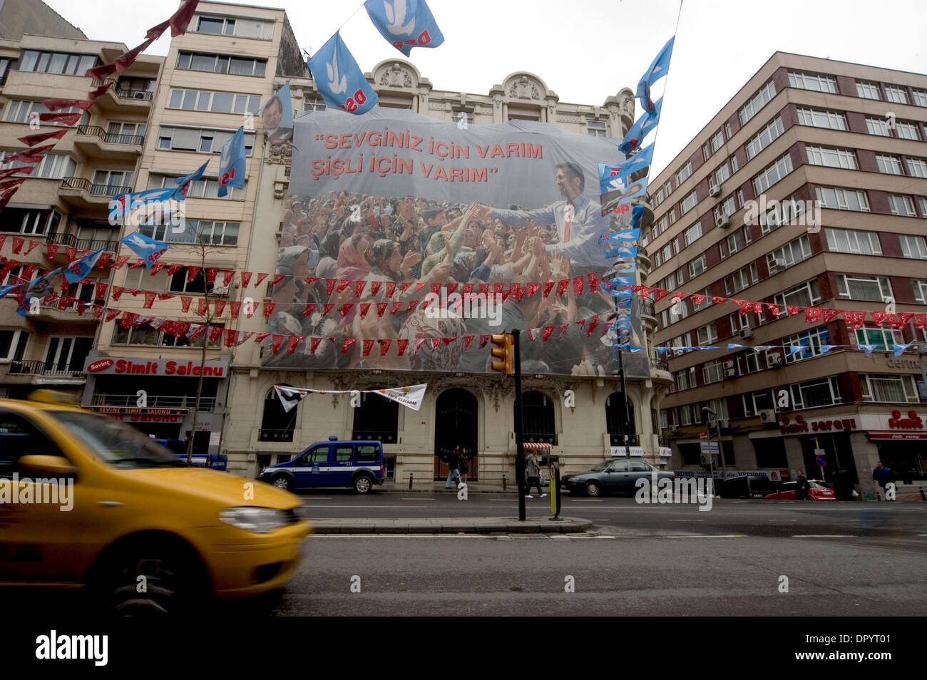 Mar 22, 2009 - Istanbul, Turchia - strade di Istanbul, come molte altre città turca, sono state decorate con partiti politici " bandiere e ritratti dei leader di partito prima delle elezioni locali che si terrà il 29 marzo. Le bandiere e gli striscioni ha ricevuto la reazione del pubblico come milioni di lire sono stati spesi in un periodo di crisi finanziaria. Il enviromentalists pronunciate anche la loro preoccupazione regar Foto Stock