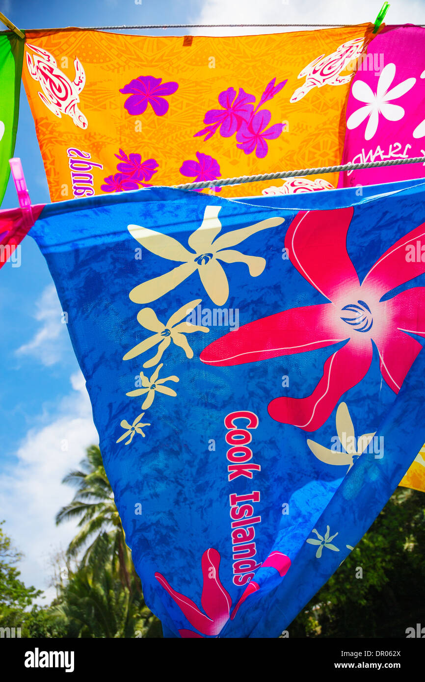 Un display di colouful sarong, pareas, pareu, al vento su una linea di lavaggio. Rarotonga Isole Cook, South Pacific. Foto Stock