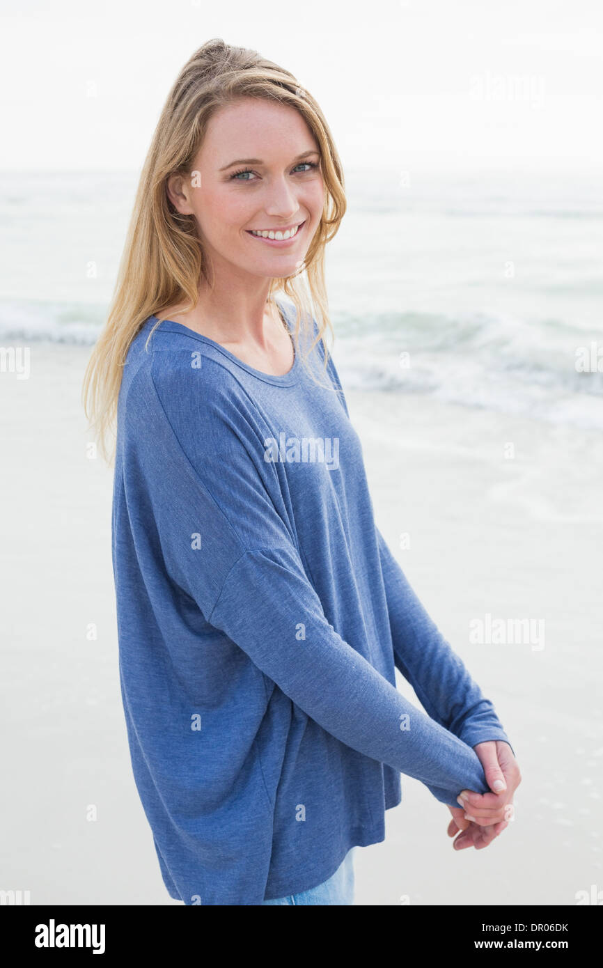 Ritratto di un sorridente donna informale presso la spiaggia Foto Stock