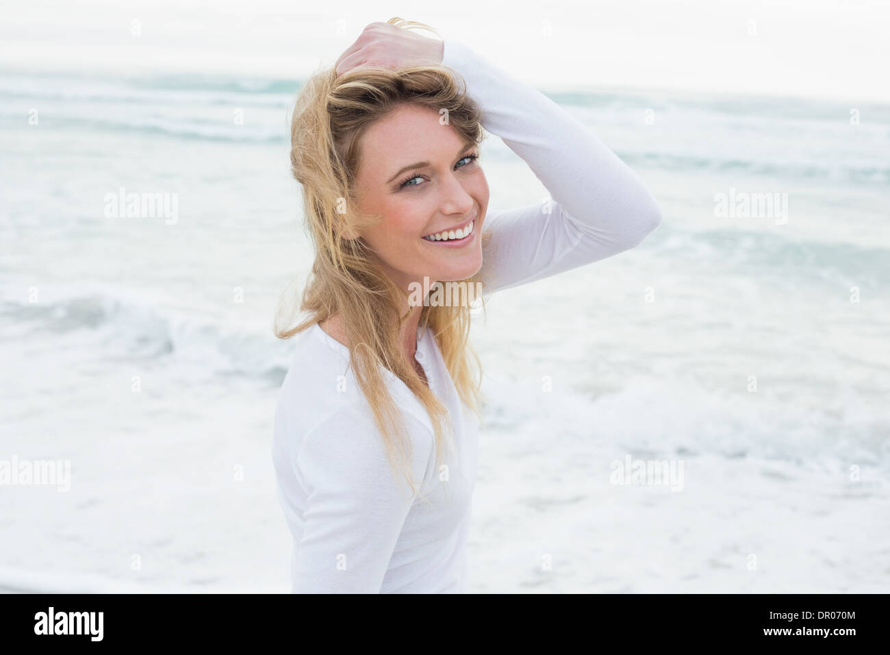 Ritratto di un sorridente donna informale presso la spiaggia Foto Stock
