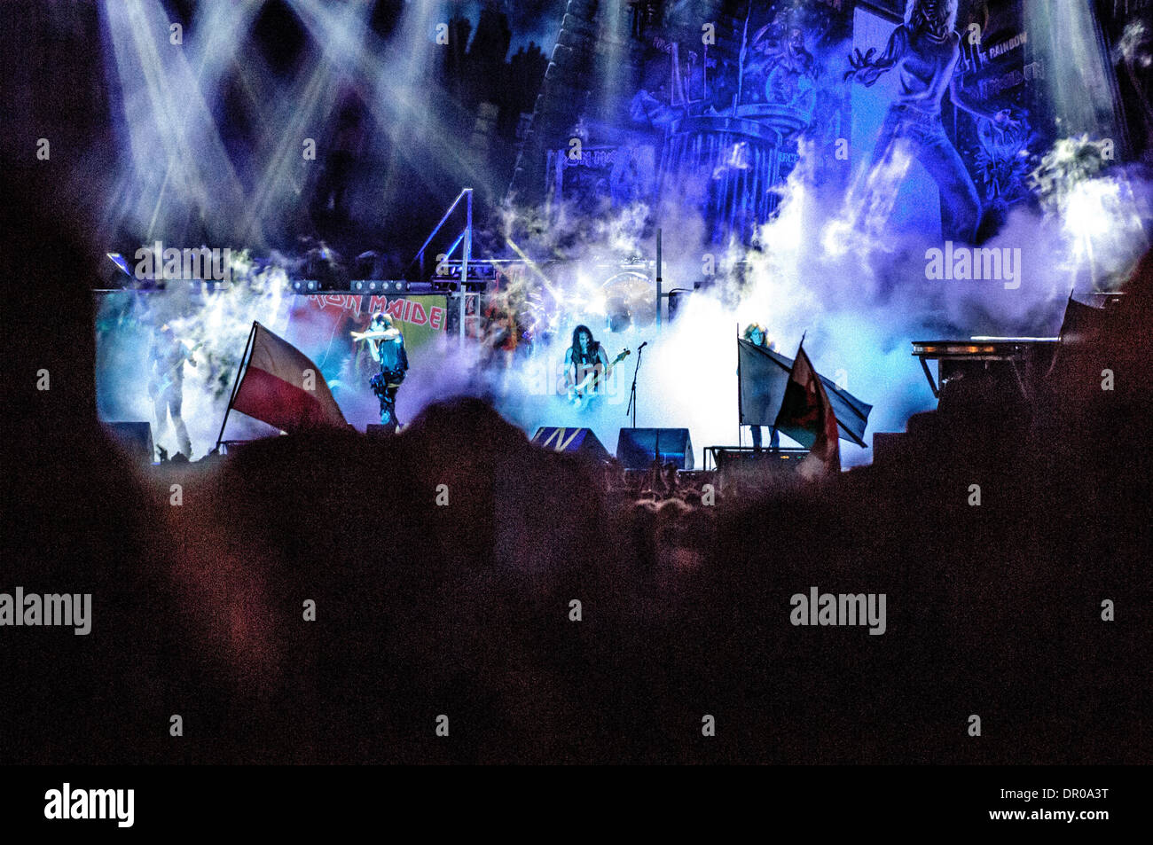 Pubblico fuori fuoco con Iron Maiden sul palco, suonando dal vivo al Leeds Festival 2005. Foto Stock