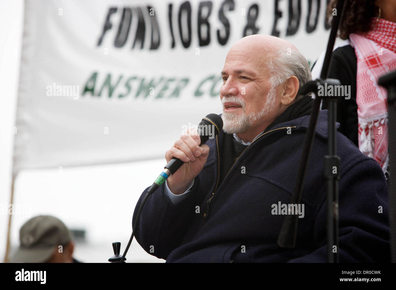 Mar 21, 2009 - Hollywood, California, Stati Uniti d'America - RON KOVIC, Vietnam vet, indirizzi di fronte alla folla la risposta-LA anti-guerra di protesta e di diritti umani rally per commemorare il sesto anniversario della guerra in Iraq. Marzo svoltasi su Hollywood Blvd, tra vite e Highland. Migliaia di persone sono state presenti. (Credito Immagine: © Karl Polverino/ZUMA Press) Foto Stock