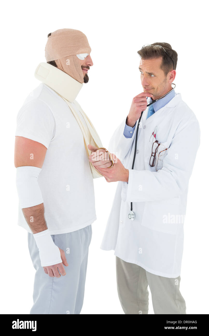 Medico guardando il paziente legato in bendaggio Foto Stock