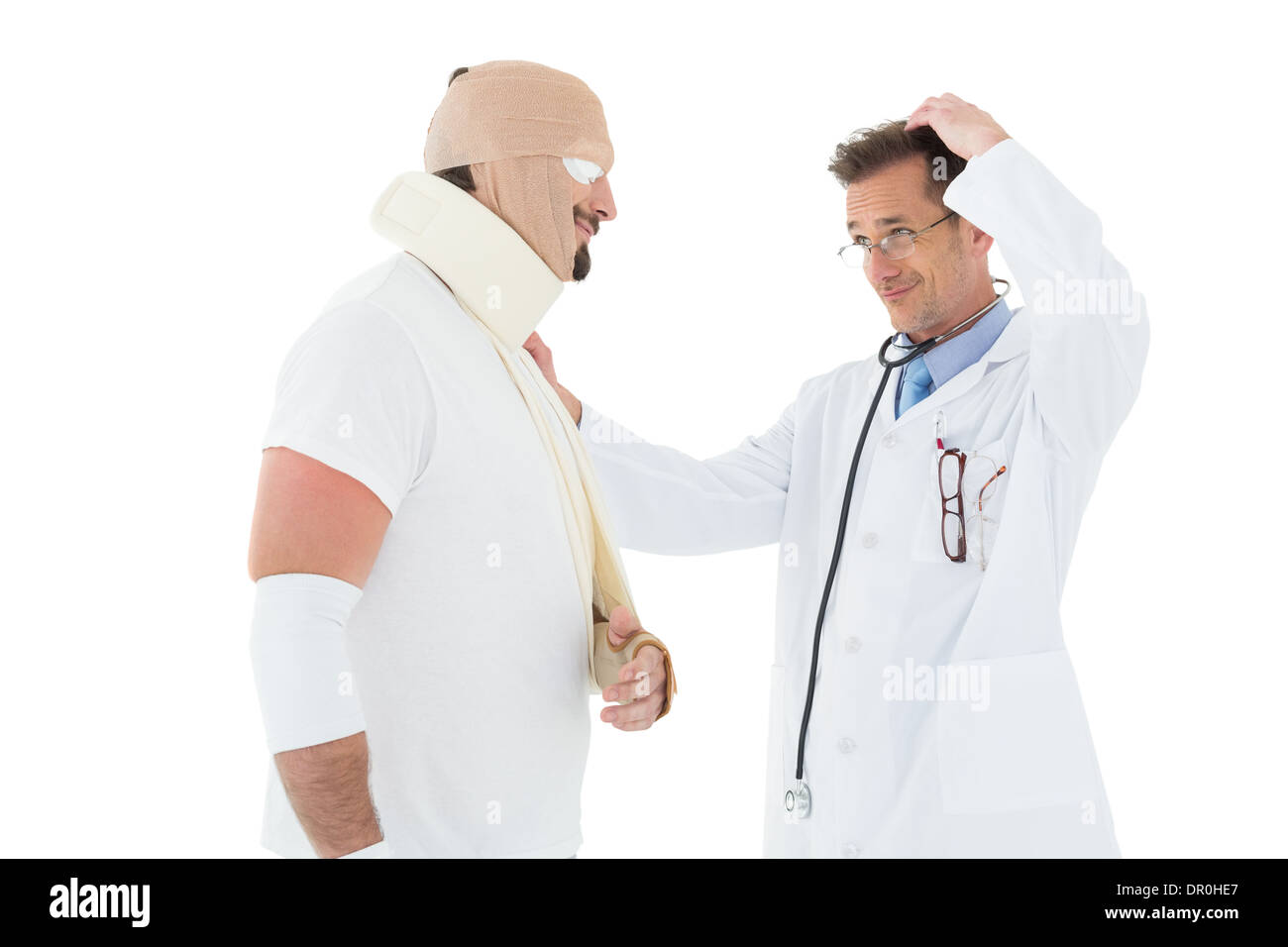 Vista laterale di un medico guardando il paziente legato in bendaggio Foto Stock