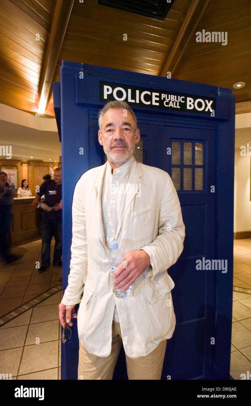 L Attore Roger Lloyd Pack Che Fisso Come John Lumic Nel Luogo Dell Cybermen Serie Di Dr Who Foto Stock Alamy