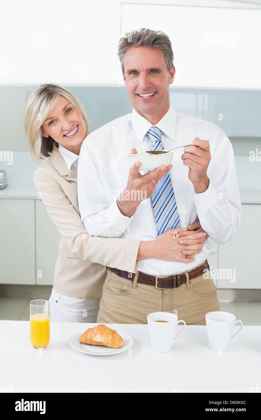 Amare giovane avente la colazione nella cucina Foto Stock