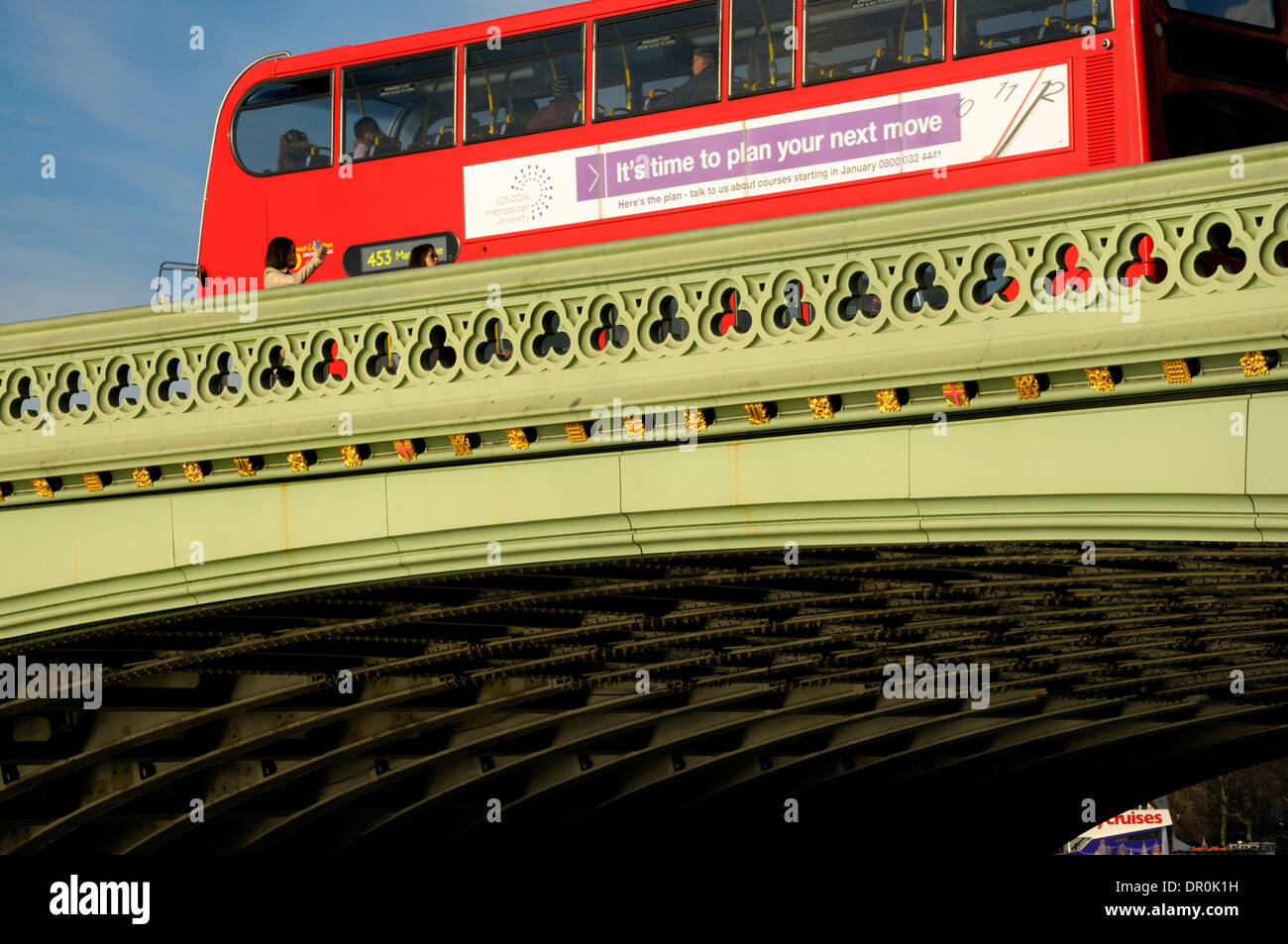 Londra, Inghilterra, Regno Unito. Red double-decker bus londinese sul Westminster Bridge Foto Stock