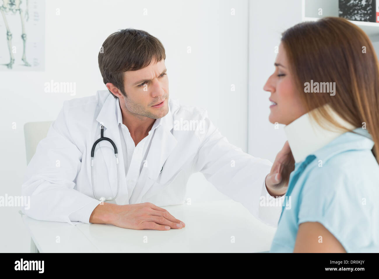 Medico esaminando un collo del paziente in ambulatorio medico Foto Stock