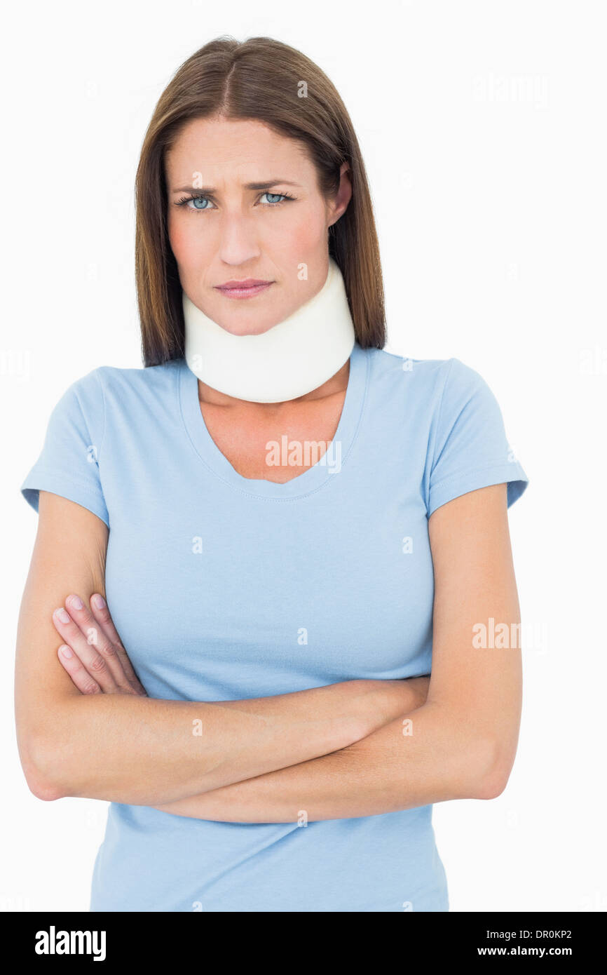 Ritratto di una giovane donna che indossa il collare cervicale Foto Stock
