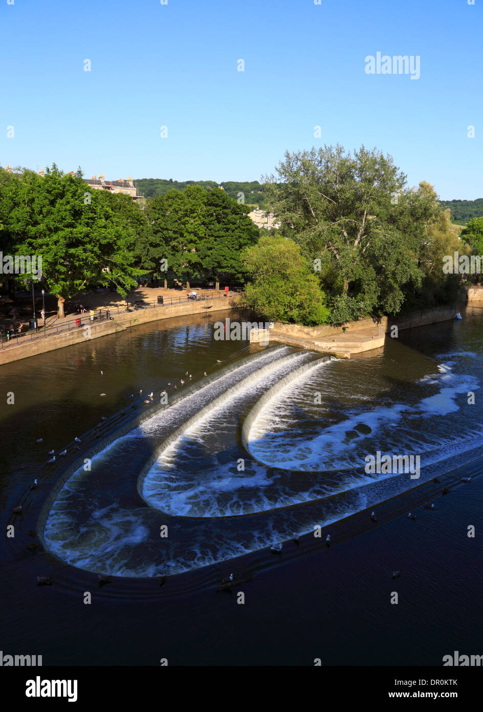 Vista su parte del fiume Avon nella città di Bath, Somerset, Regno Unito, nel corso di un inizio di sera d'estate. Foto Stock