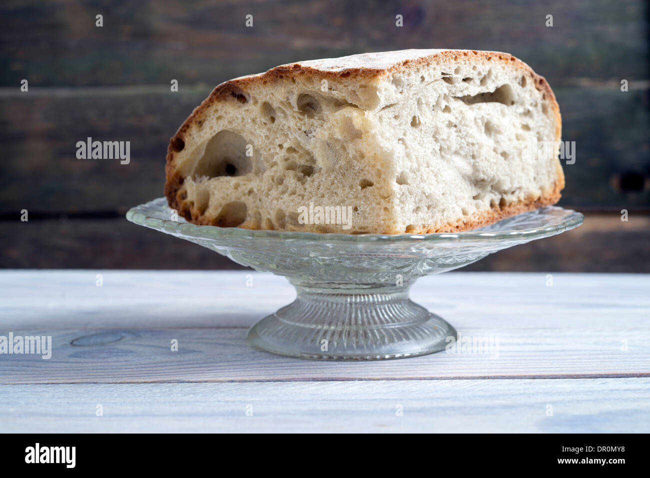 Filone di pane su un rustico sfondo di legno Foto Stock