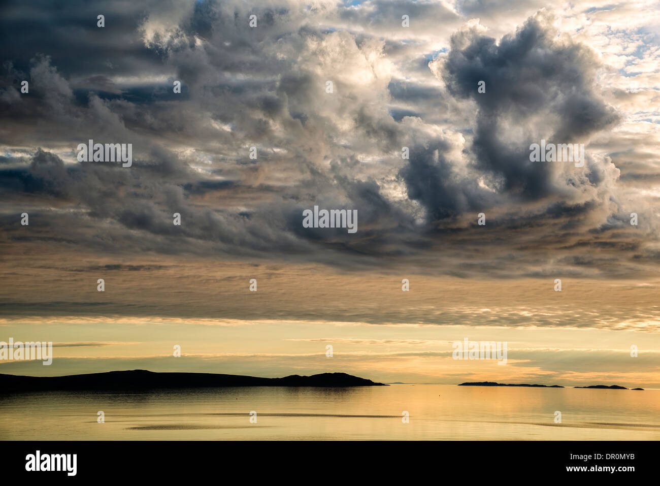 Nuvole inusuali e tramonto a Ardmair Bay, Scozia. Foto Stock