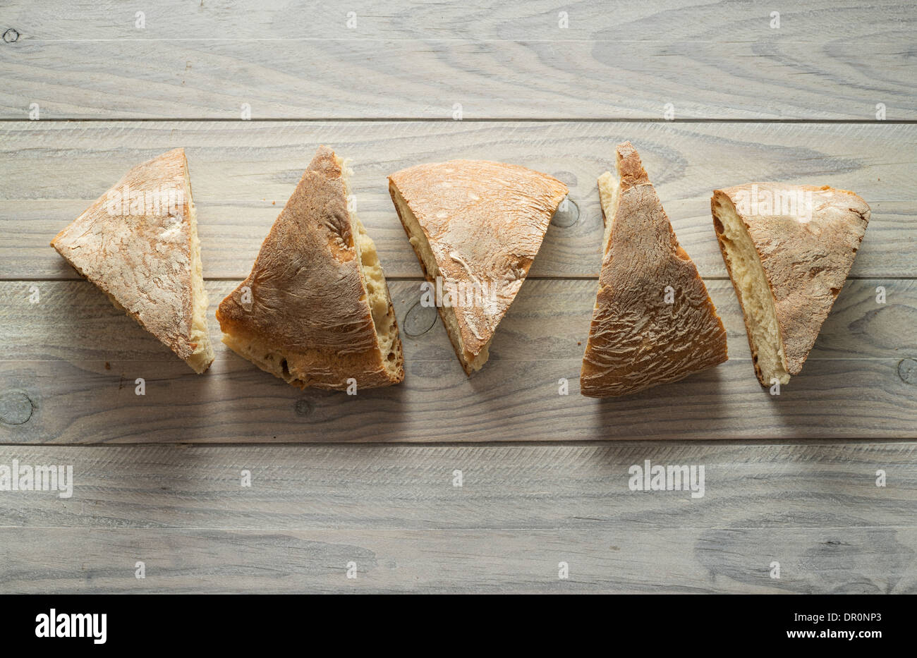 Filone di pane su un rustico sfondo di legno Foto Stock