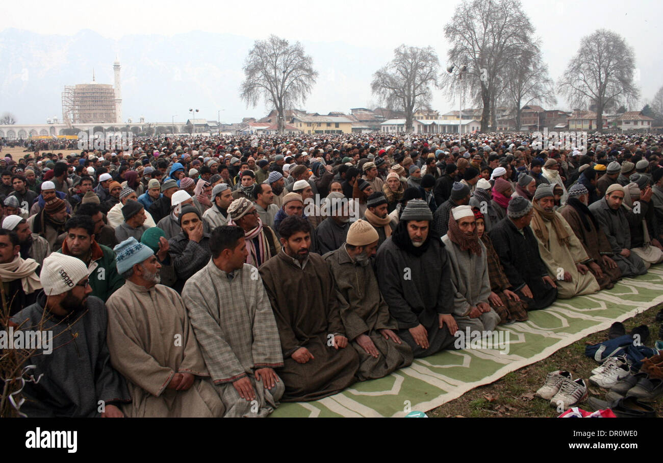 Srinagar, Indiano Kashmir amministrato17 gennaio). Persone a offrire preghiere al Santuario Hazratbal a Srinagar, la capitale estiva città di Indiano-Kashmir amministrato. Migliaia di devoti da tutto il Kashmir converged presso il santuario Hazratbal a pagare inchinavano davanti in occasione del venerdì successivo Eid-Milad-Un-Nabi (l anniversario della nascita del profeta Maometto) (Sofi Suhail/ Alamy Live News) Foto Stock