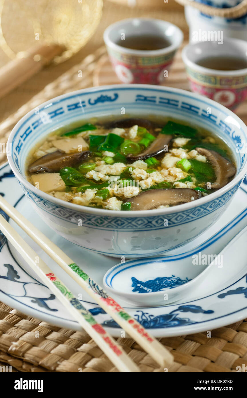 Uovo zuppa di caduta con tofu e funghi secchi. Cucina cinese Foto Stock