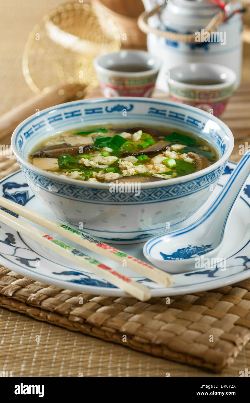 Uovo zuppa di caduta con tofu e funghi secchi. Cucina cinese Foto Stock