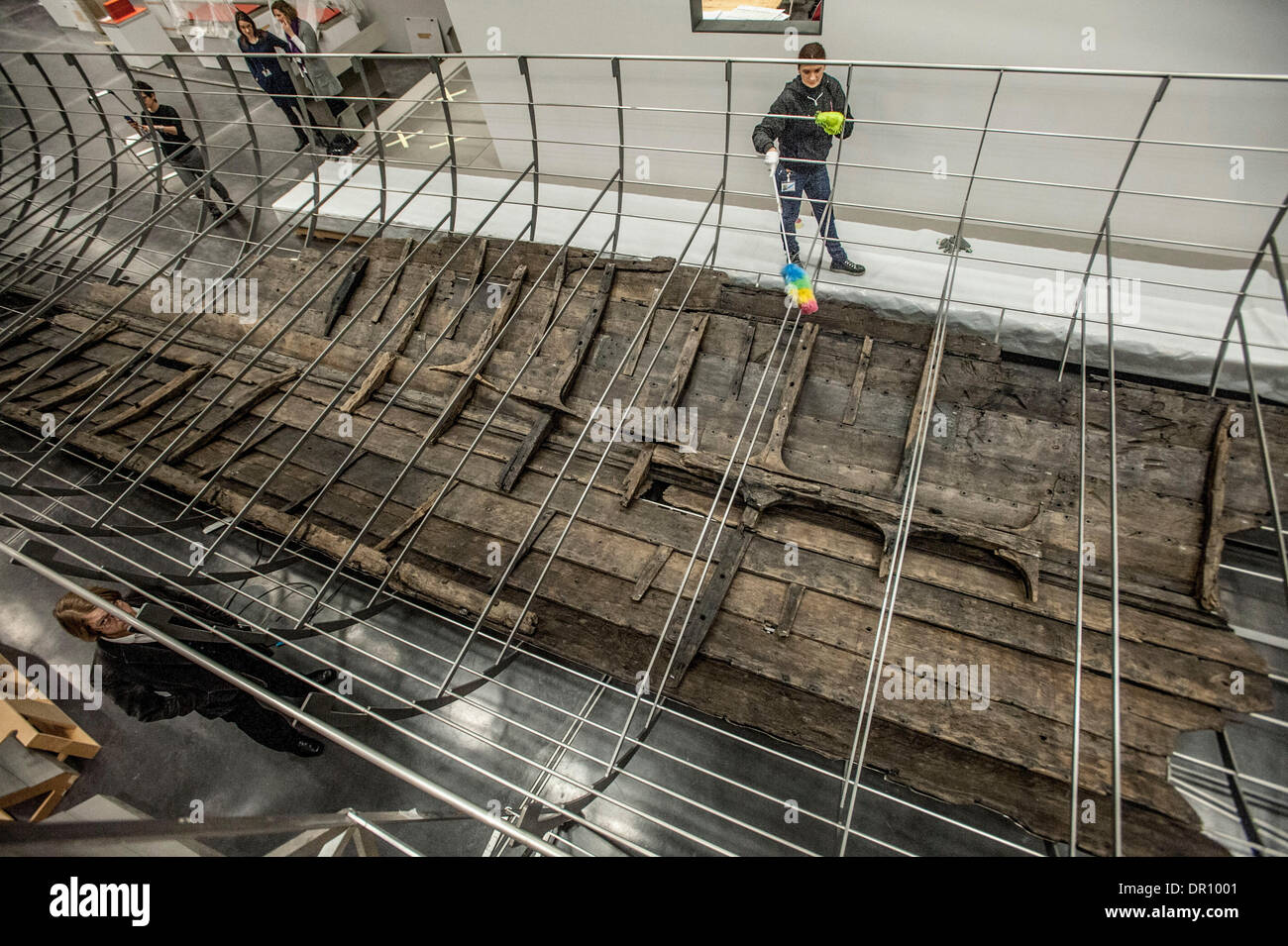 Londra, Regno Unito. Xvii gen, 2014. Viste di legnami superstite dal più lungo Viking nave da guerra mai trovata visualizzati nel Regno Unito per la prima Foto Stock