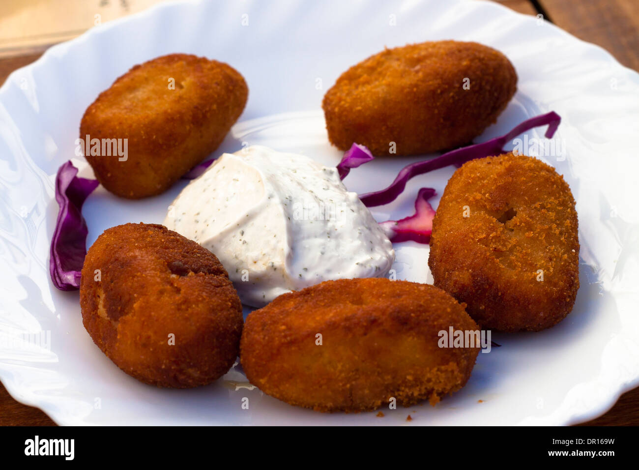 Dettaglio di fritto Tapas spagnoli cibo nel ristorante di tapas a Tarifa, Costa de la Luz, Cadice, Andalusia, Spagna. Foto Stock