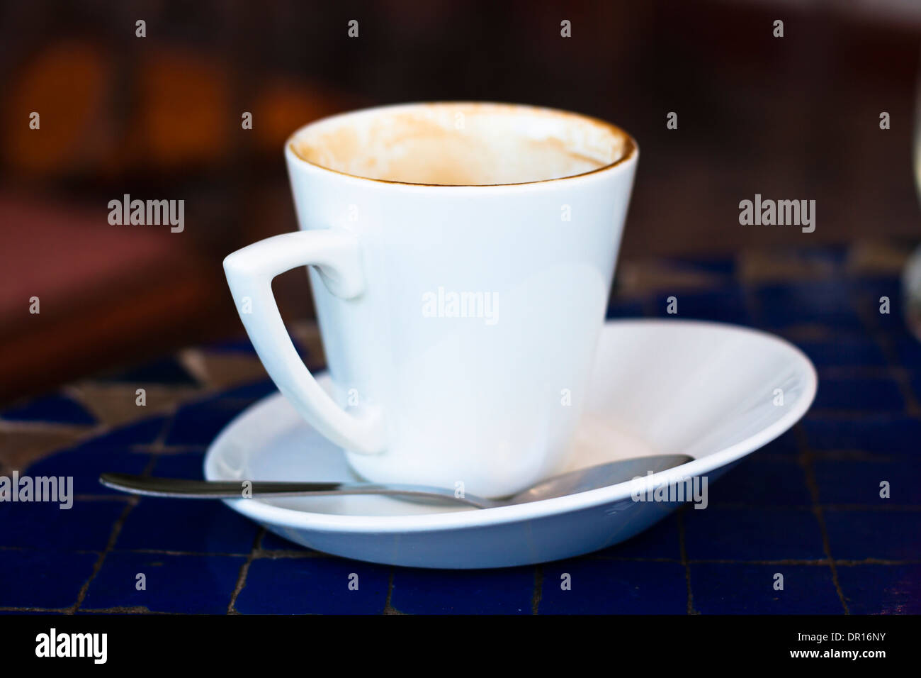 Close up di bianco tazza di caffè sul tavolo blu. Foto Stock