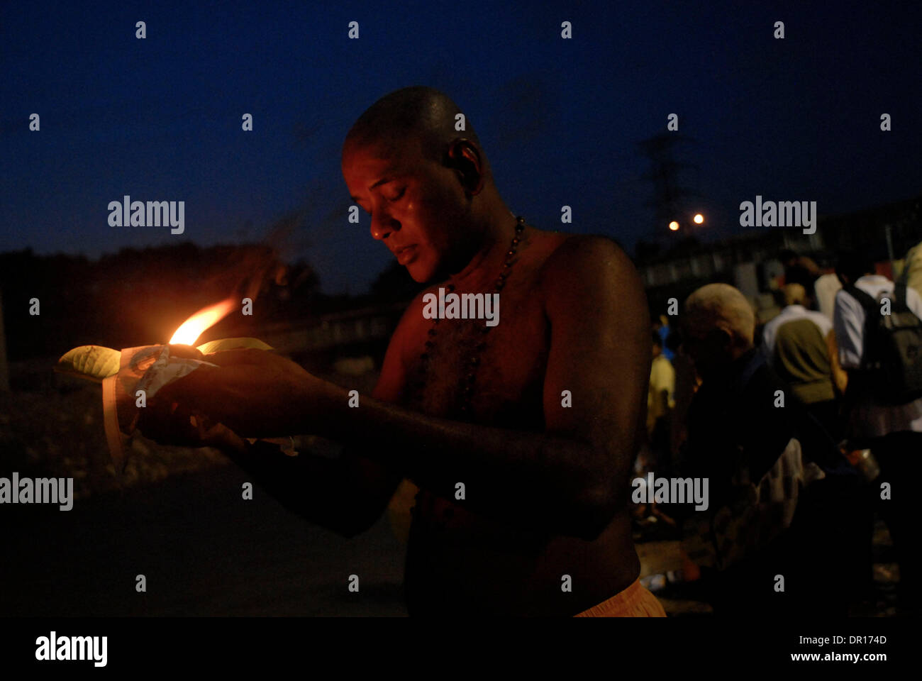 Feb 20, 2009 - Kuala Lumpur, Malesia - un uomo offre la preghiera durante il festival di Thaipusam a Kuala Lumpur. Thaipusam è un festival indù celebrata principalmente dalla comunità Tamil sulla luna piena nel mese Tamil di Thai. Pusam si riferisce ad una stella che si trova al suo punto più alto durante il festival. Il festival commemora sia il compleanno di Lord Murugan (anche Subramaniam), il younges Foto Stock