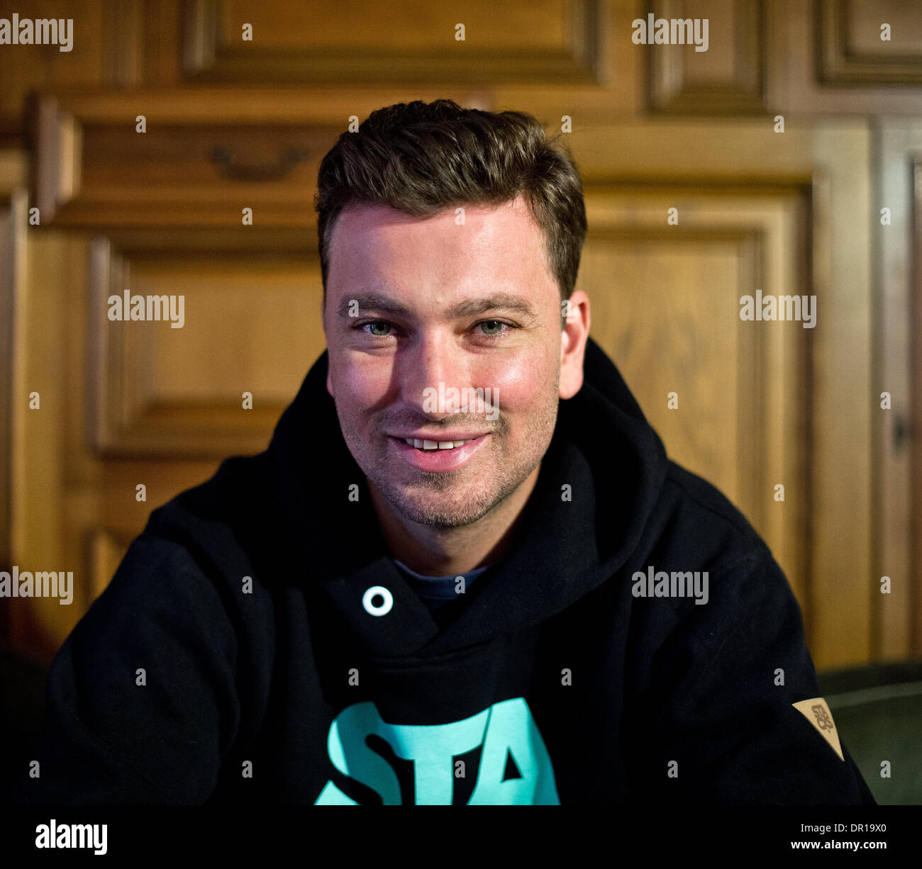 Berlino, Germania. Xvi gen, 2014. dpa esclusivo - rapper tedesco Marten Laciny aka Marteria o Marsimoto sorrisi durante un'intervista in un albergo a Berlino, Germania, 16 gennaio 2014. Foto: BERND VON JUTRCZENKA/dpa/Alamy Live News Foto Stock