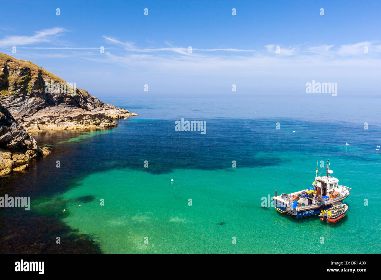 Barca da pesca, Port Isaac (Porthysek), North Cornwall, Inghilterra, Regno Unito. Foto Stock