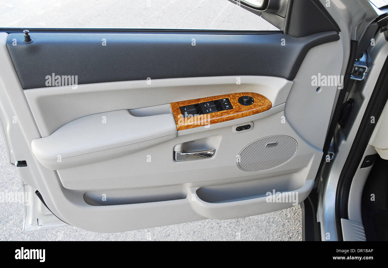 Mar 02, 2009 - Los Angeles, California, Stati Uniti d'America - 2008 Jeep Grand Cherokee 4X4 limitata Turbo Diesel a 'L'Ibrido alternativa' Jeep ha installato la loro 3.0 litro, DOHC 32-valvola turbo diesel common rail powerplant nel 2008 Jeep Grand Cherokee, il primo americano reso mid-size SUV per offrire un motopropulsore diesel. Esso rappresenta una ottima alternativa ad un ibrido edition con incredi Foto Stock