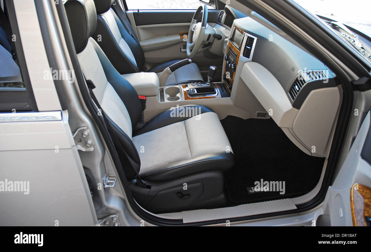 Mar 02, 2009 - Los Angeles, California, Stati Uniti d'America - 2008 Jeep Grand Cherokee 4X4 limitata Turbo Diesel a 'L'Ibrido alternativa' Jeep ha installato la loro 3.0 litro, DOHC 32-valvola turbo diesel common rail powerplant nel 2008 Jeep Grand Cherokee, il primo americano reso mid-size SUV per offrire un motopropulsore diesel. Esso rappresenta una ottima alternativa ad un ibrido edition con incredi Foto Stock