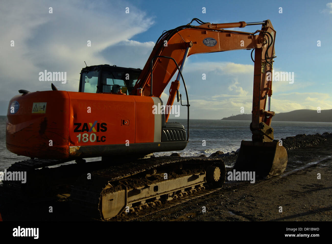 Tempesta di scavo beach riparazioni in Beesands Devon mare Foto Stock