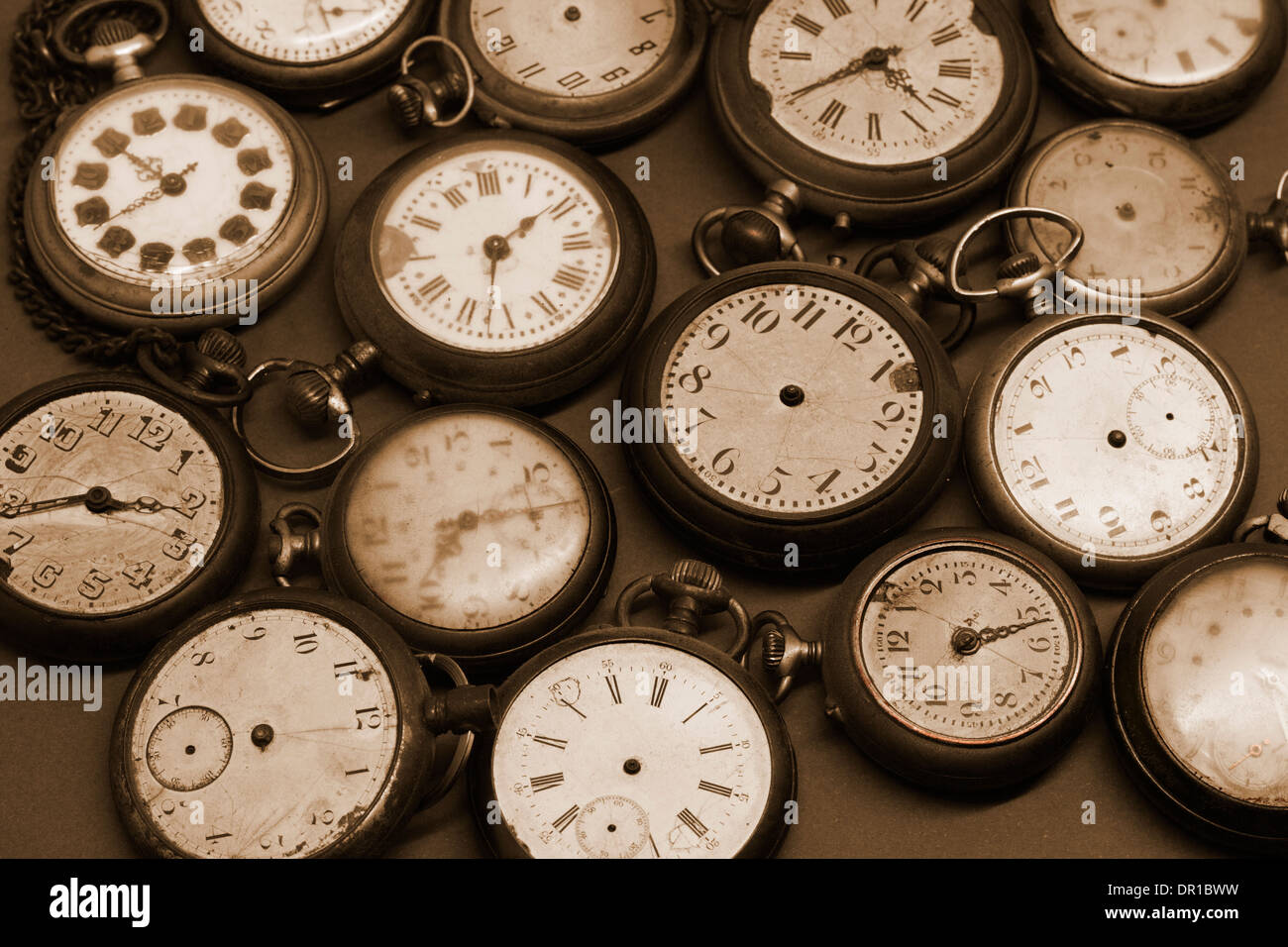 Orologi antichi in bianco e nero Foto stock - Alamy