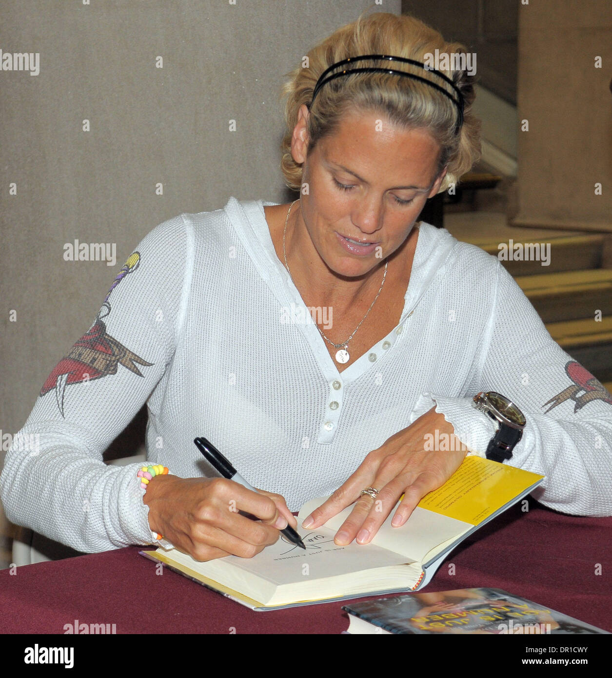 Apr 19, 2009 - Philadelphia, Pennsylvania, Stati Uniti d'America - il primo nuotatore americano di competere in cinque giochi olimpici, DARA TORRES ha stabilito tre record del mondo e ha vinto 12 medaglie olimpiche, compresi quattro medaglie d oro. Tornando ai Giochi per il 2008 Olimpiadi di Pechino, Torres - all'età 41 - si è portato a casa tre medaglie d argento. In 'età è solo un numero', Torres parla apertamente di immersioni subacquee indietro Foto Stock